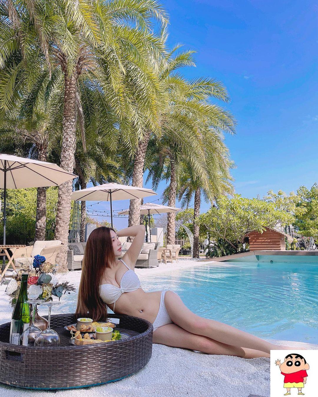 性感气质周念薰上空福利给好给满，圆润饱满的大长辈呼之欲出，白皙辣腿太逆天了！