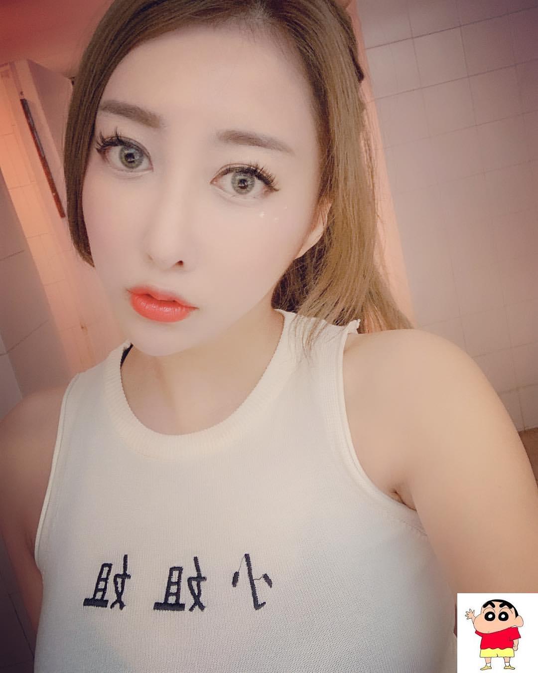 F奶锺以希纤细身材下顶着雪白巨奶 网：都快满出来了 (19P)