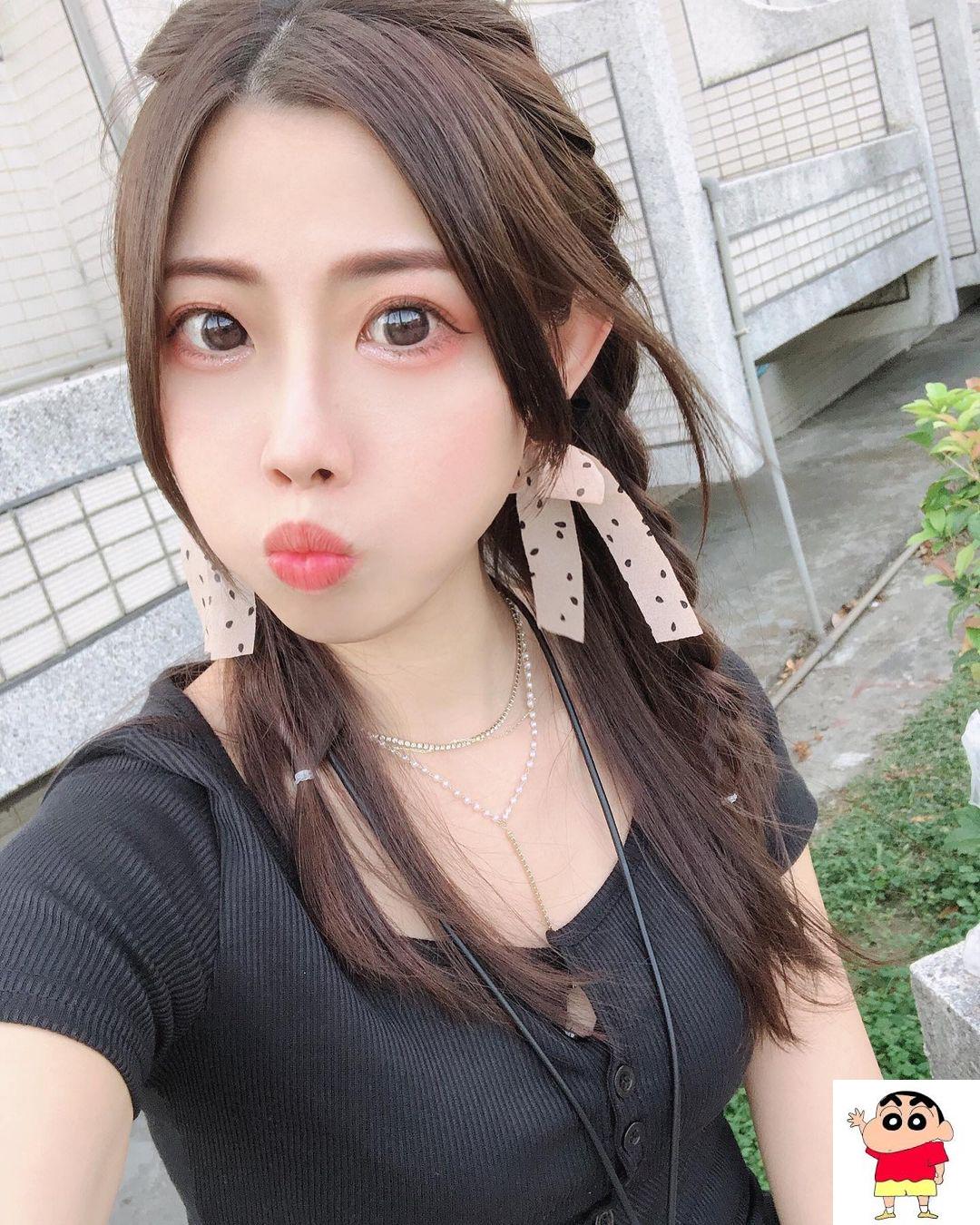 美乳孃米儿「胸前一条缝」露出浑圆爆乳，可爱外表下有「丰满深沟」！