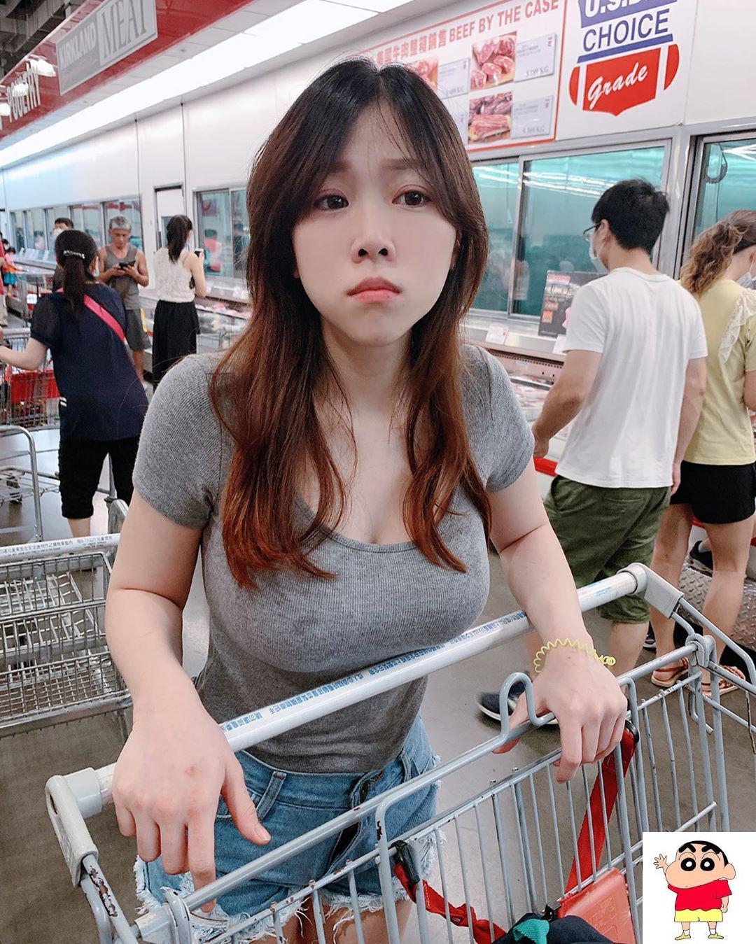 推车女孩紧身T太诱人 (10P)