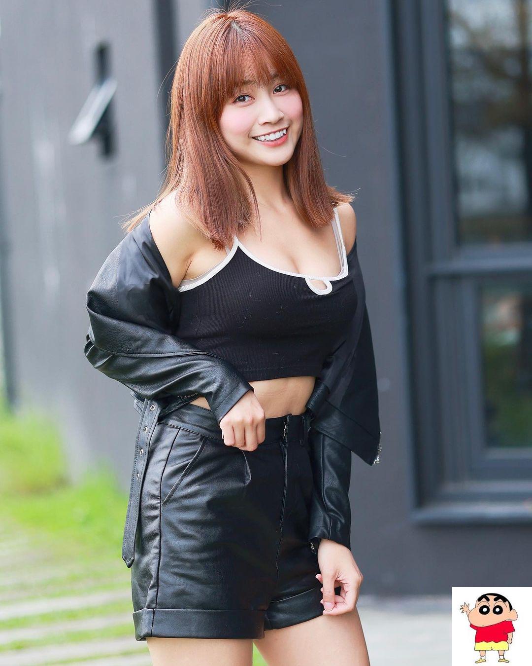 性感小熊妹虎牙陈伊「前后肉弹」杀伤力强，甜美系高颜值让人恋爱