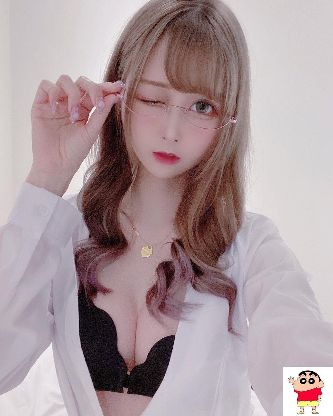 跨次元正妹Coser小黎巨乳身材爆击！「养眼乳沟现形」画面好火辣！