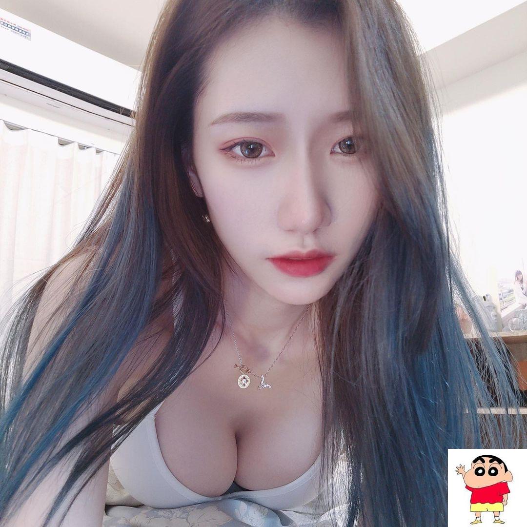 豪乳正妹芷涵事业线好性感，雪白嫩乳x丰润翘臀极撩慾，强大身材回头率满分啊