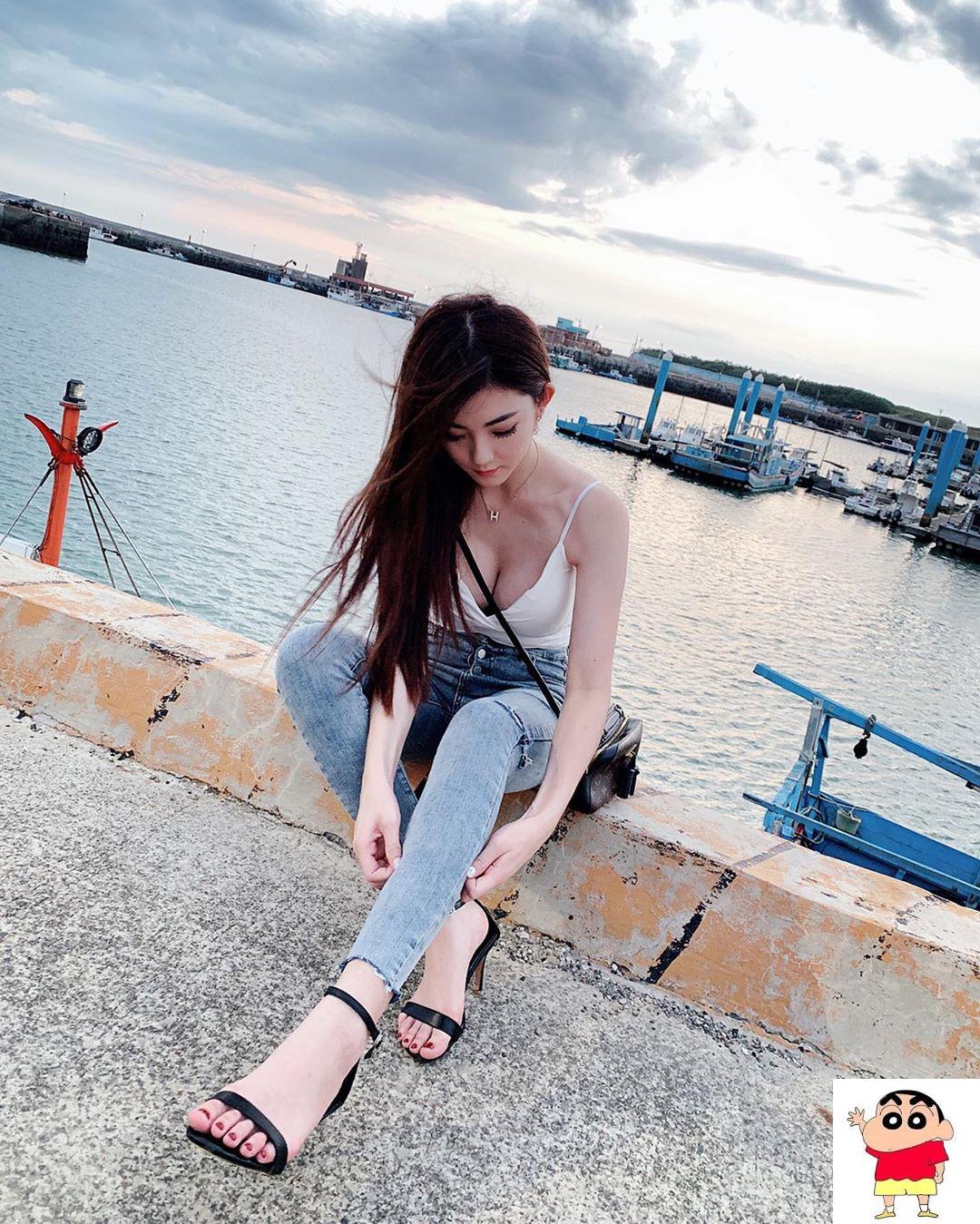 视角真完美！长腿正妹「Sami」岸边蹲坐乔裤脚 (12P)