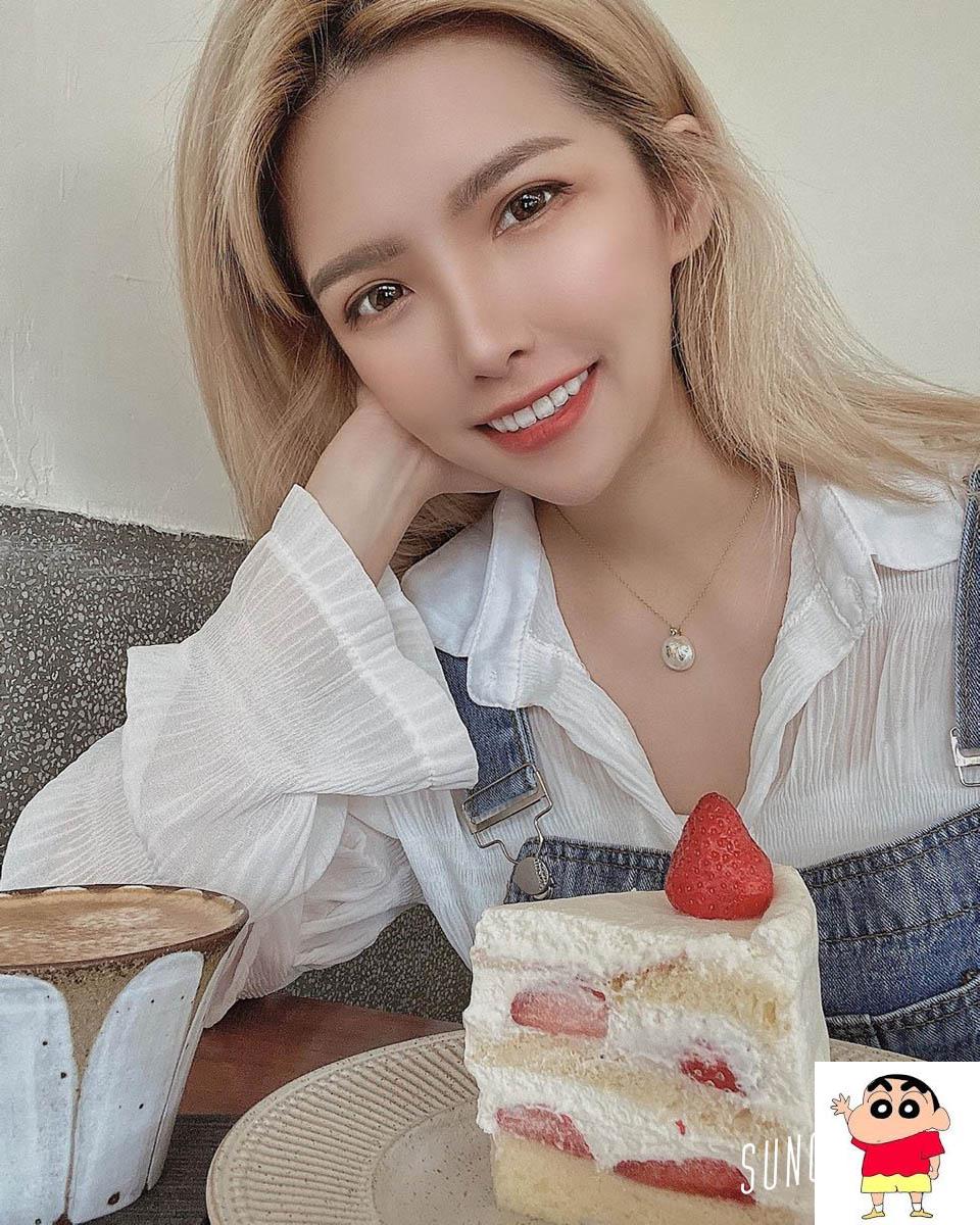 Marie 林玛莉、坏坏眼神我最爱! 性感大姊姊衣服不穿好浑圆美乳溢出...想吃掉! (14P)