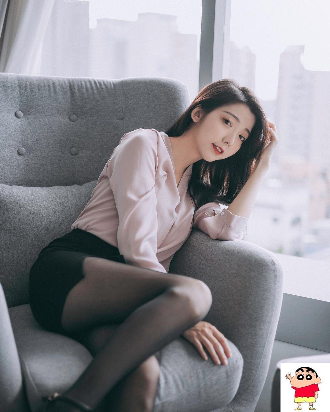 白嫩美肤妹陈可颉美腿曲线超犯规，魅惑眼神好撩人！胸前雄伟不容忽视！