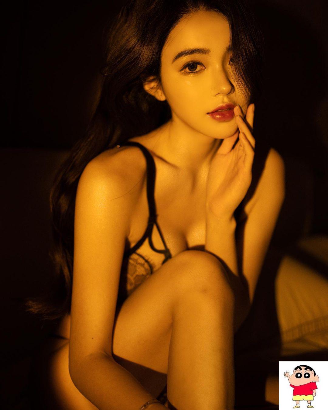 长腿阳光正妹小青蛙两座「高耸乳峰」凸出水面！长腿「阳光正妹」