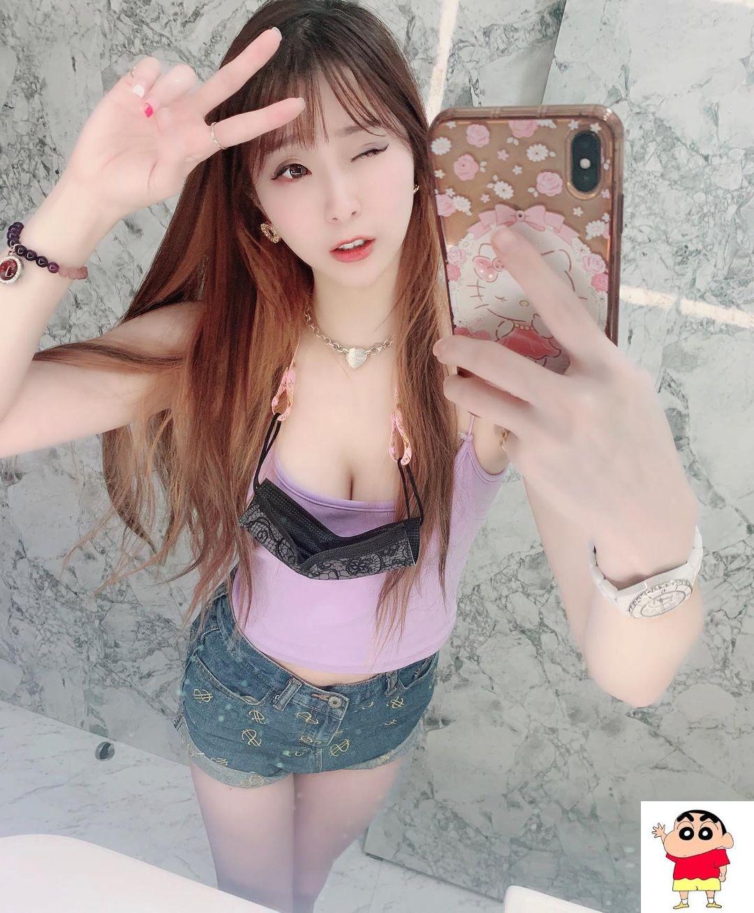 长腿妹丝琦浑圆美胸好傲人，秀「雪白美胸」画面好养眼！乳量有够沈重！