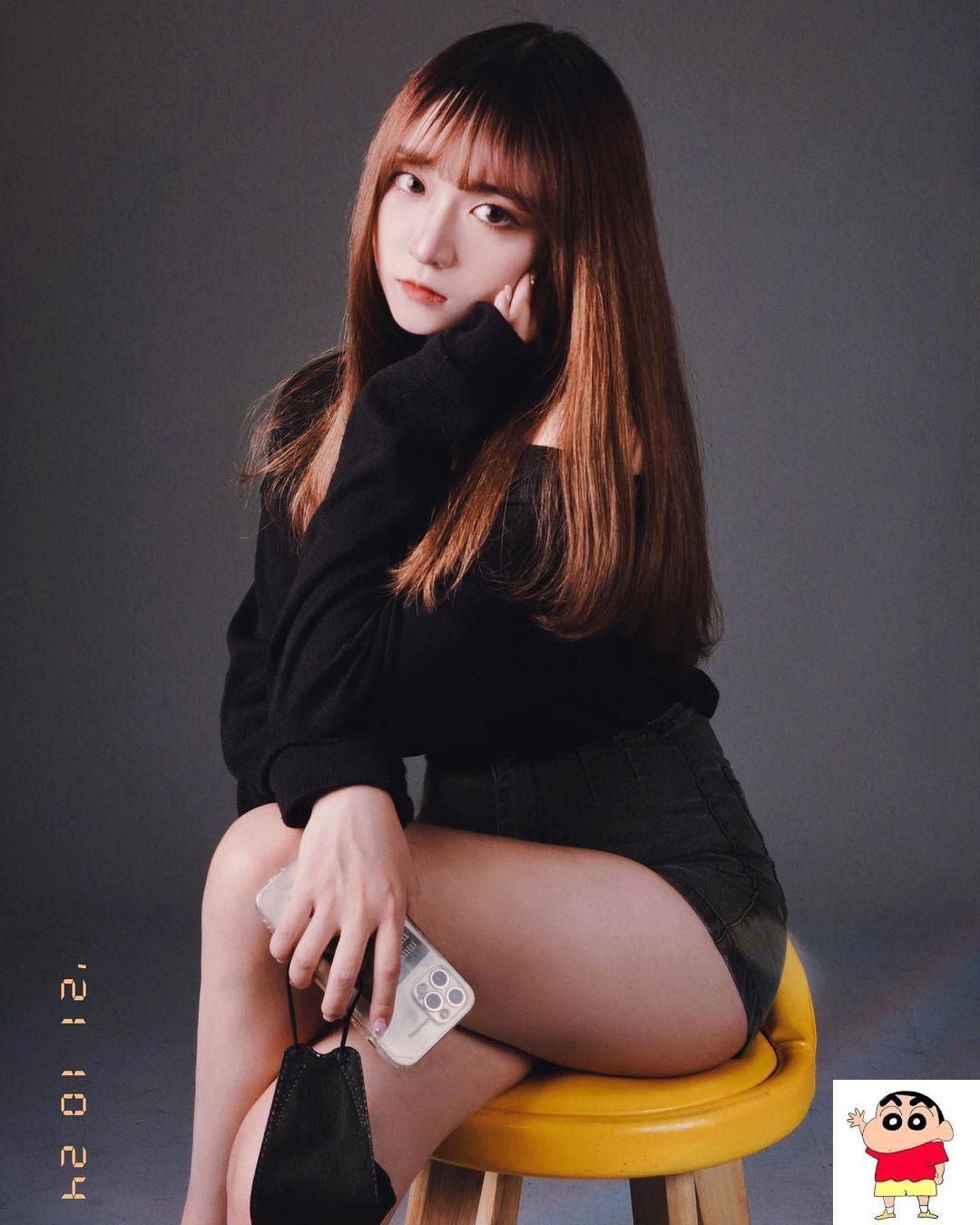 正妹谢知锜养眼辣腿把观众都看晕了～白白嫩嫩看起来太诱人啦！