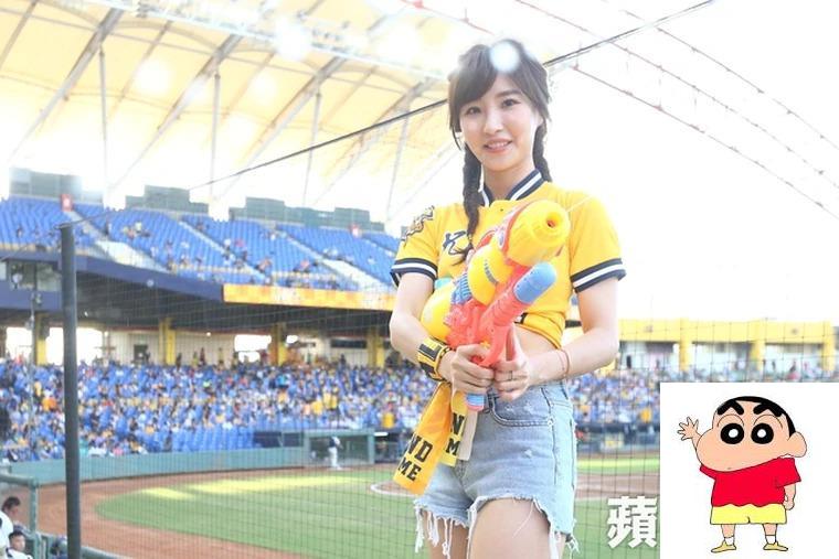 百大性感美女瑀希开球　盼能完成中职大满贯 (25P)