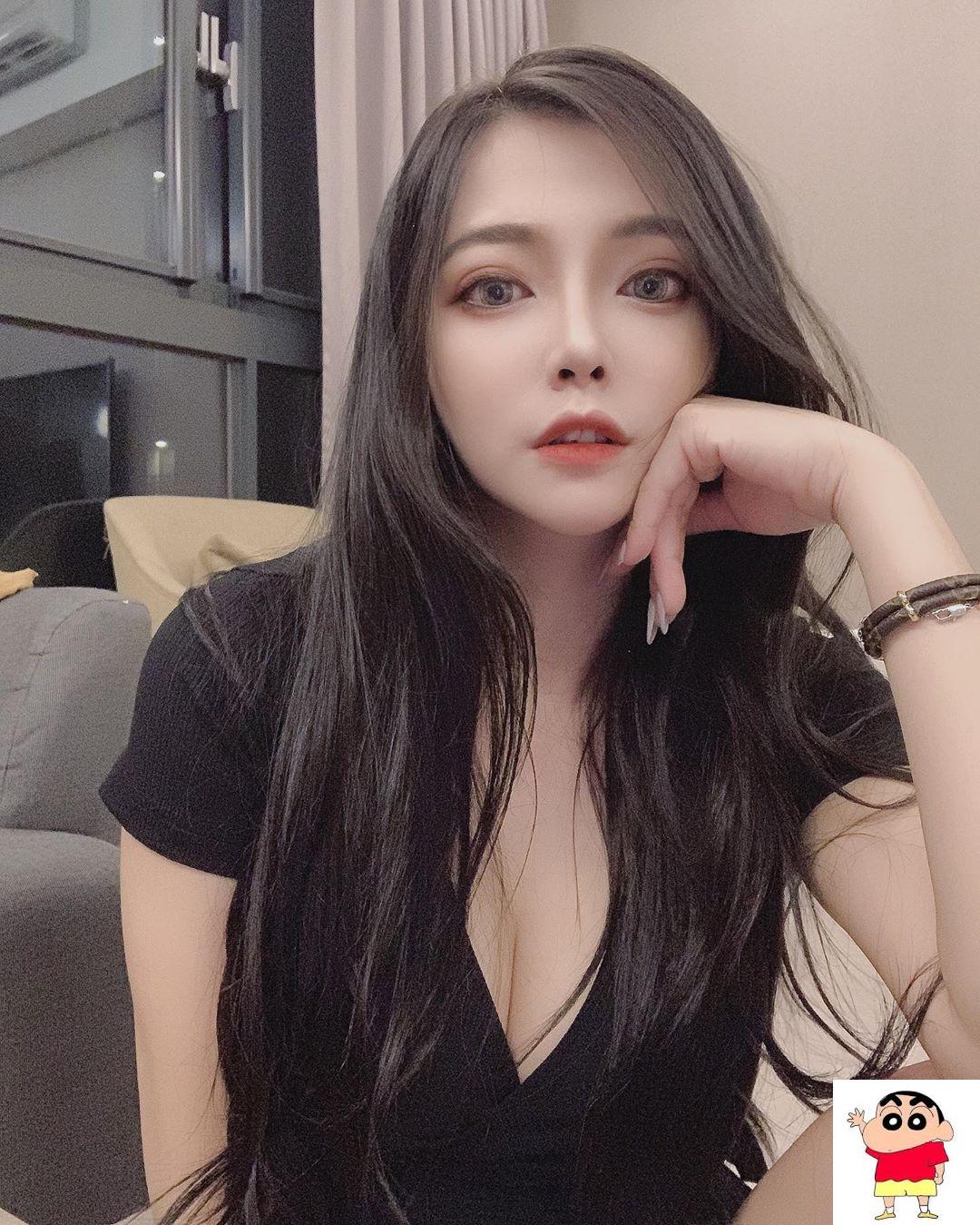 正妹细腰巨乳配上纤细长腿的好身材... (12P)