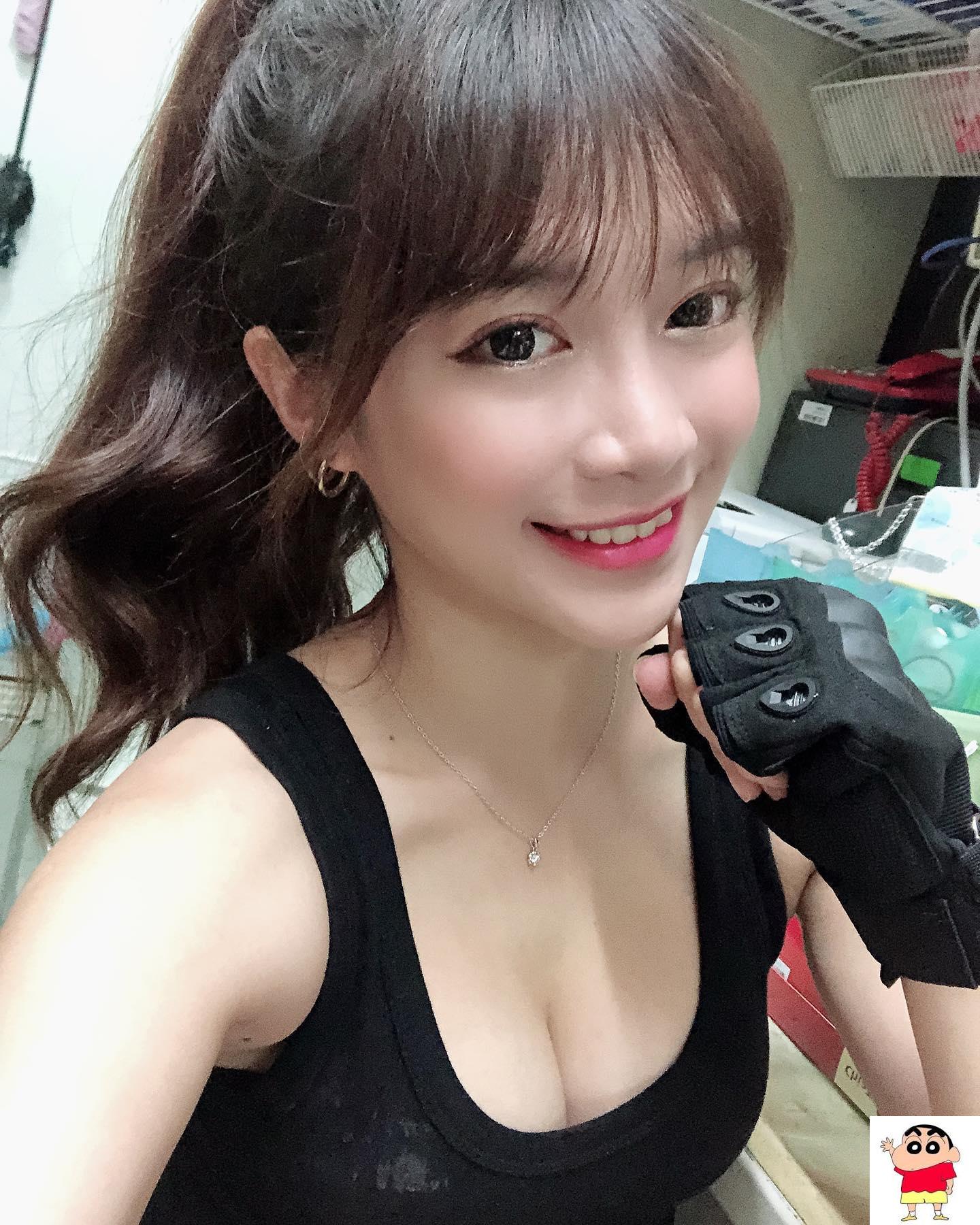 甜美正妹吴米奇mickey可甜也可性感！雄伟乳量「视觉超丰满」！