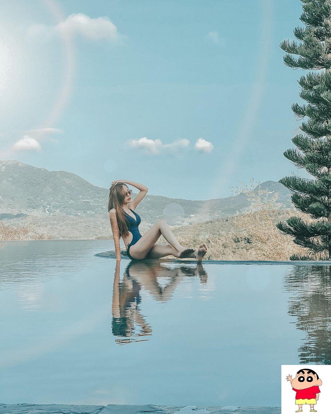 甜美正妹「萧xiao」大秀白皙美腿，S曲线配蚂蚁纤腰杀手级身材无误