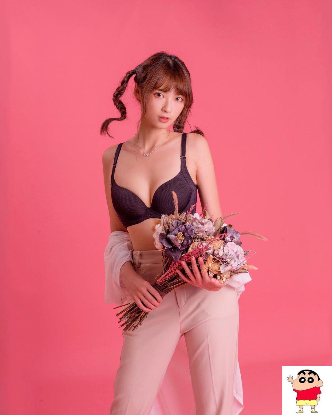 牙医系优质正妹江江13甜美少女风格让人闻到甜蜜初恋味道～白嫩曲线狂现双峰与美腿