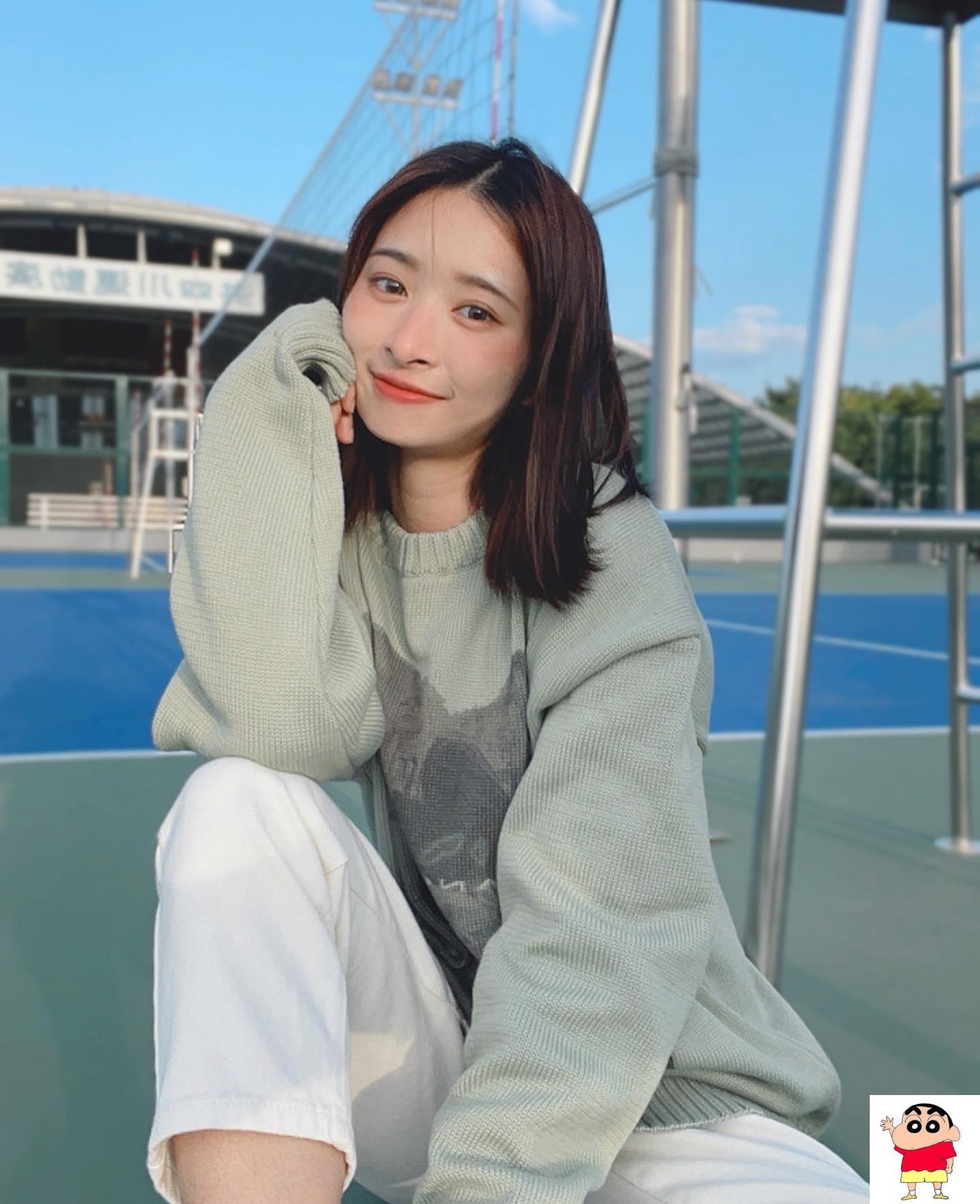 日系文青感正妹祐希甜美笑容更让人瞬间融化，躺床时白皙大腿太犯规！