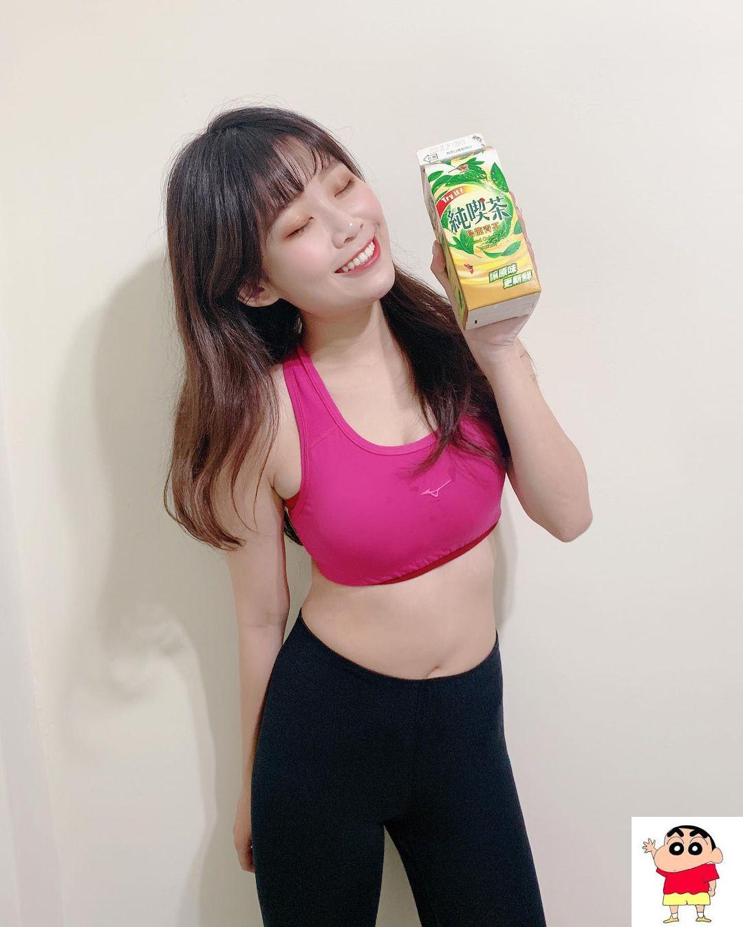 气质萌妹马萱庭清新甜笑让人不恋爱也难啊，纤瘦体态让人绝不轻易放过！