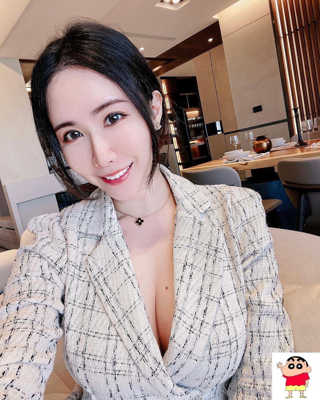 爆乳正妹dora妍希深美壕沟比海景壮丽，火辣身材让人好惊喜，事业线超深长让人秒硬