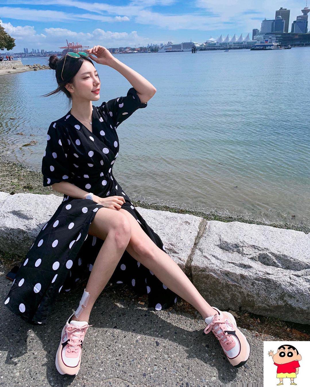 重机妹王晨飘Sofia 爆乳好身材迷你短裙晒美腿太吸引人 (18P)