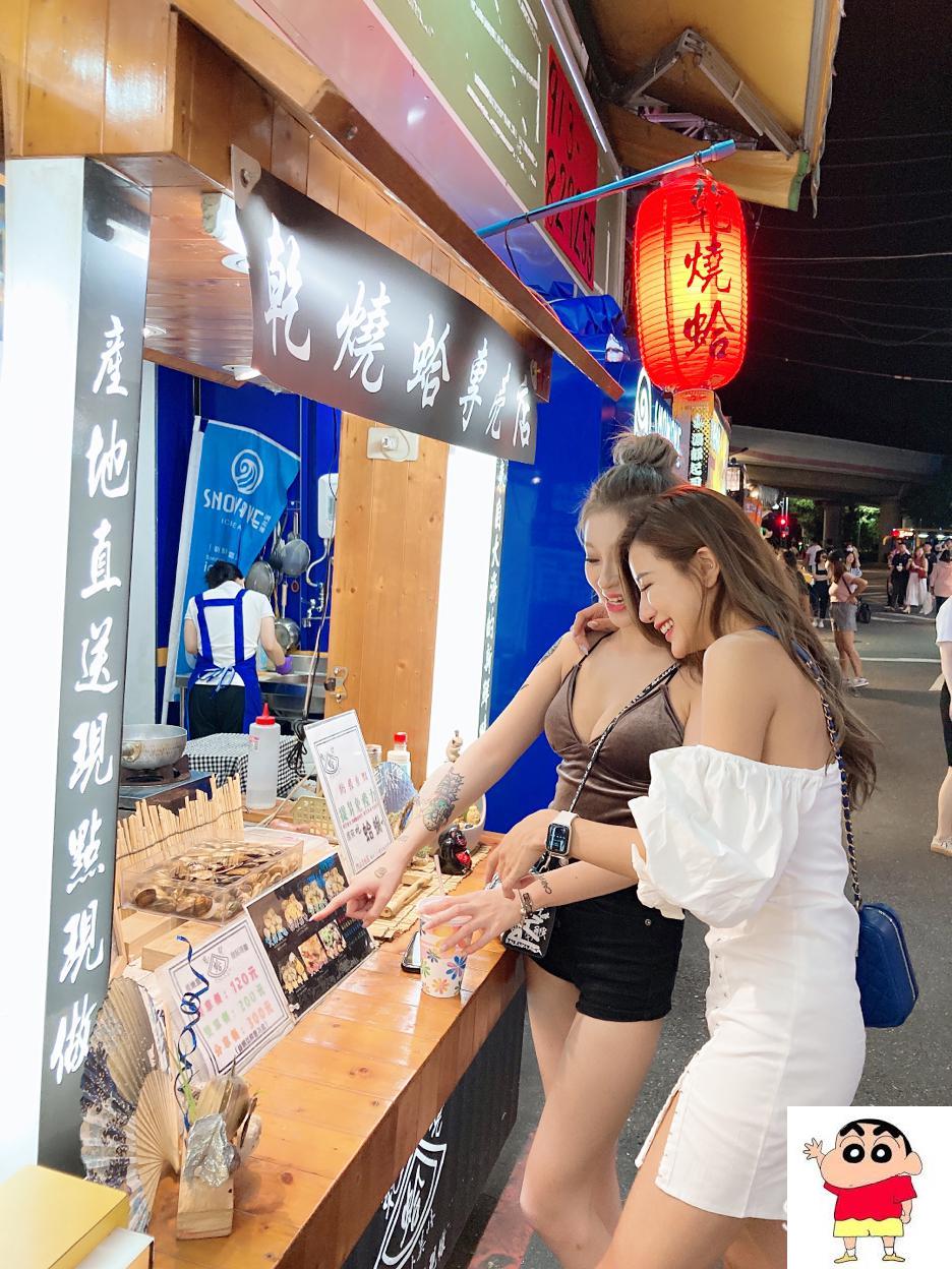 士林夜市火辣爆乳妹「香菜儿&Lara 囍」弯腰捞金鱼引围观！超养眼「低胸视角」 (20P)