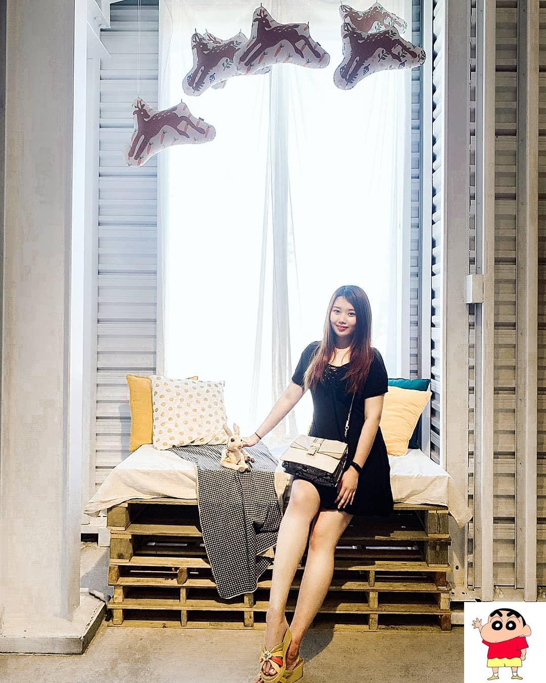 大眼长腿女孩妃儿「前凸后翘」好显眼，浑圆美乳内衣也快罩不住