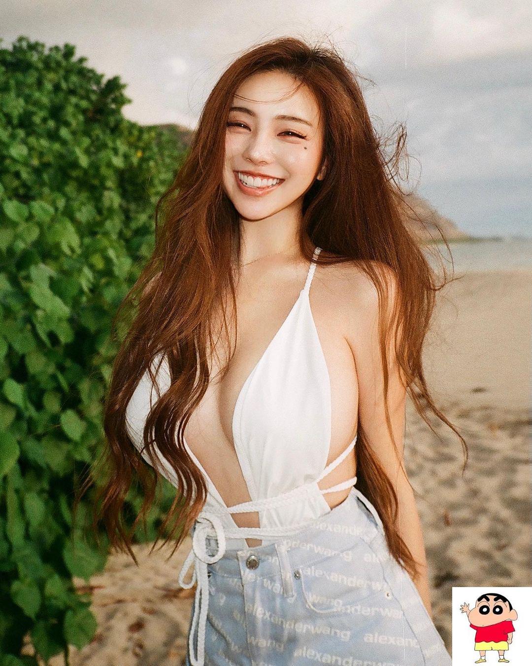 气质天菜正妹黄琳超兇猛好身材秀好秀满，超甜笑容让人恋爱！