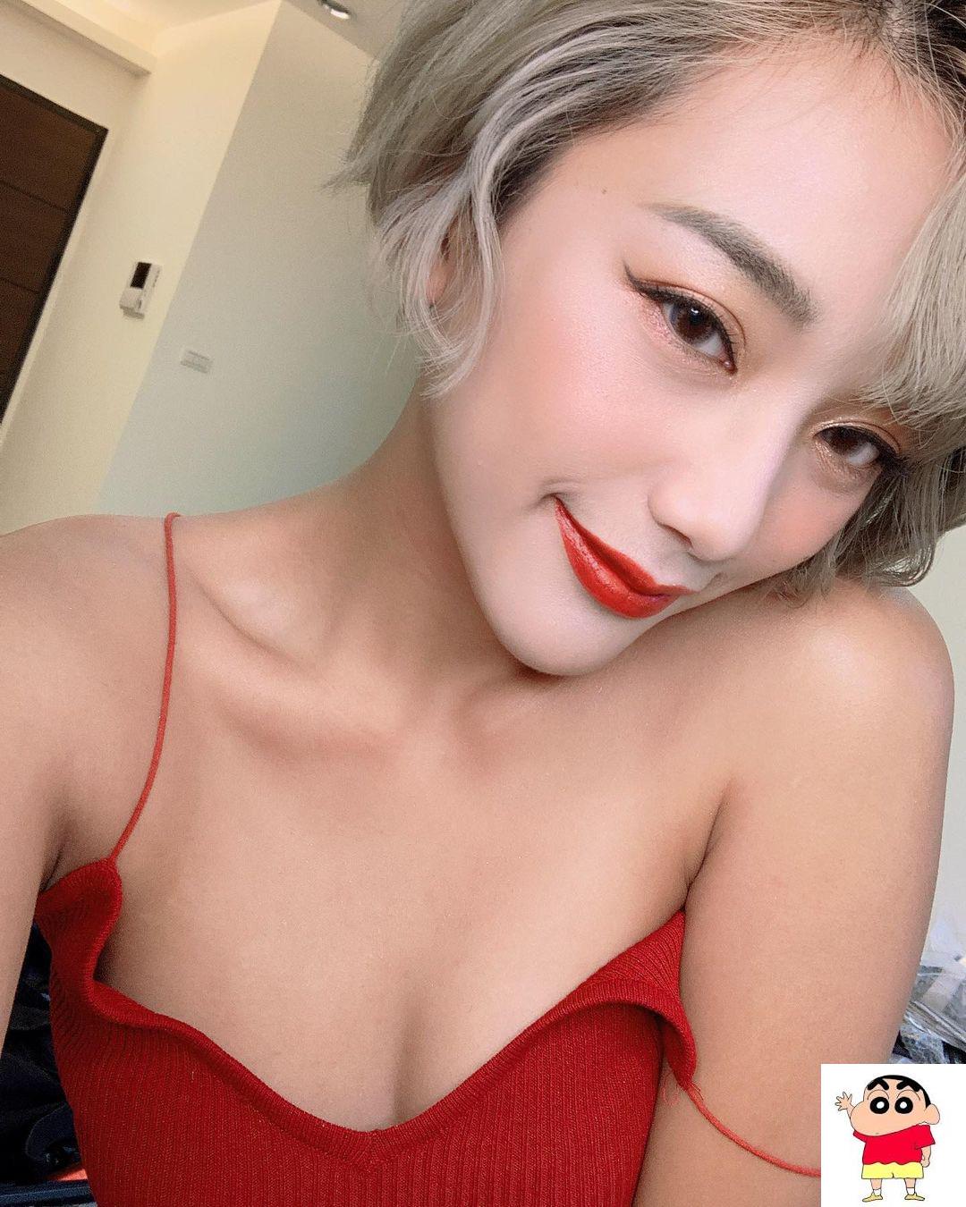 惹火辣妹阿布舞背后镜子更出卖「性感大腿线条」！ 傲人马甲线也曝光