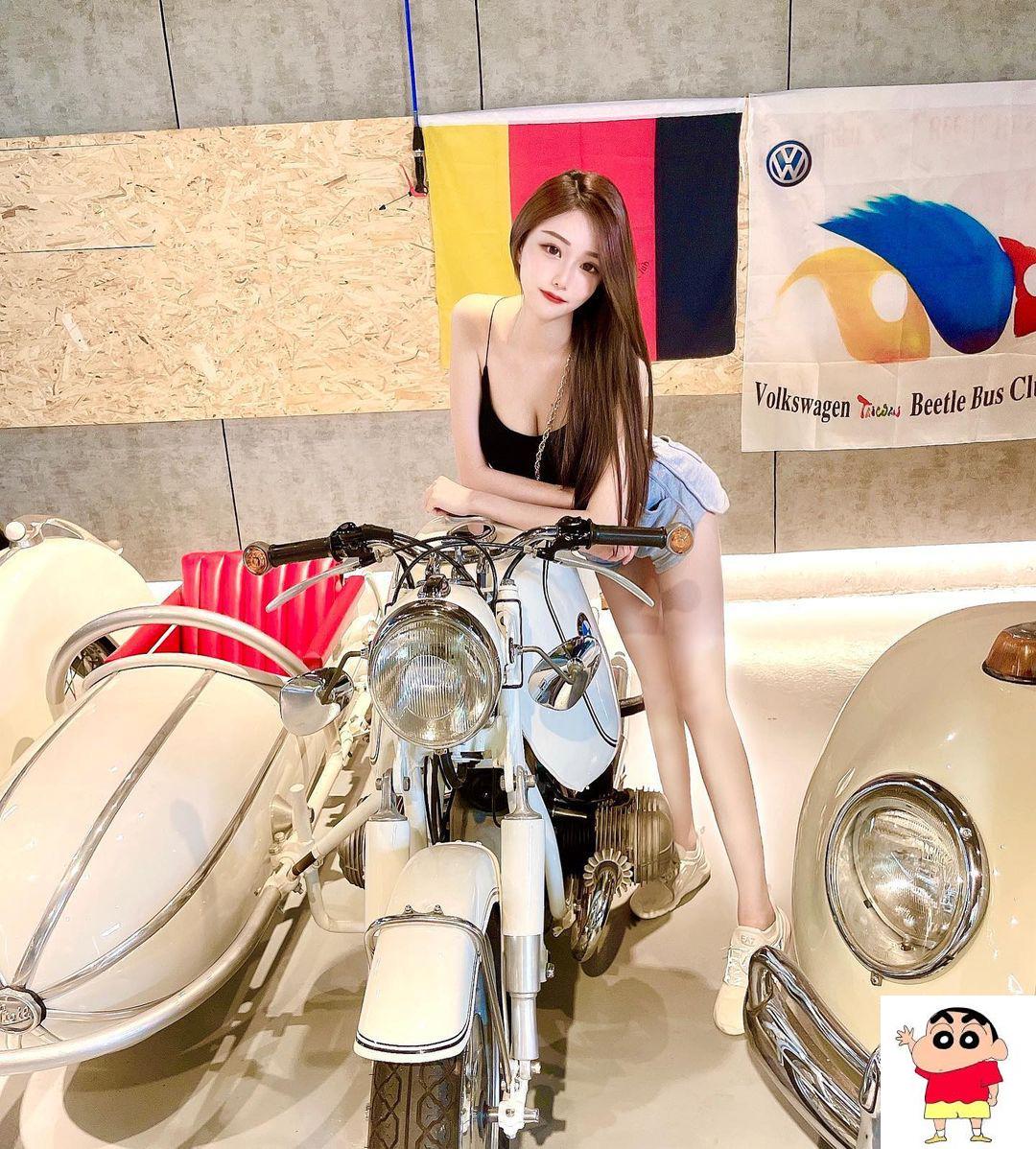 雨停甜美笑容＋饱满的曲线宛如真人洋娃娃超梦幻，画面实在太销魂了