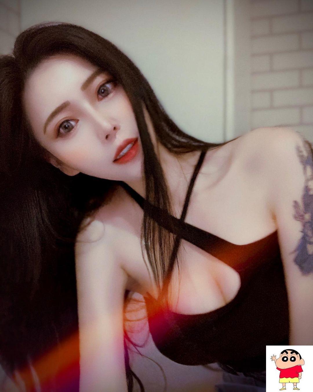 「长髮雪乳正妹」娃娃，细肩带小背心「爆乳弧度」眼睛大吃冰淇淋！ (15P)