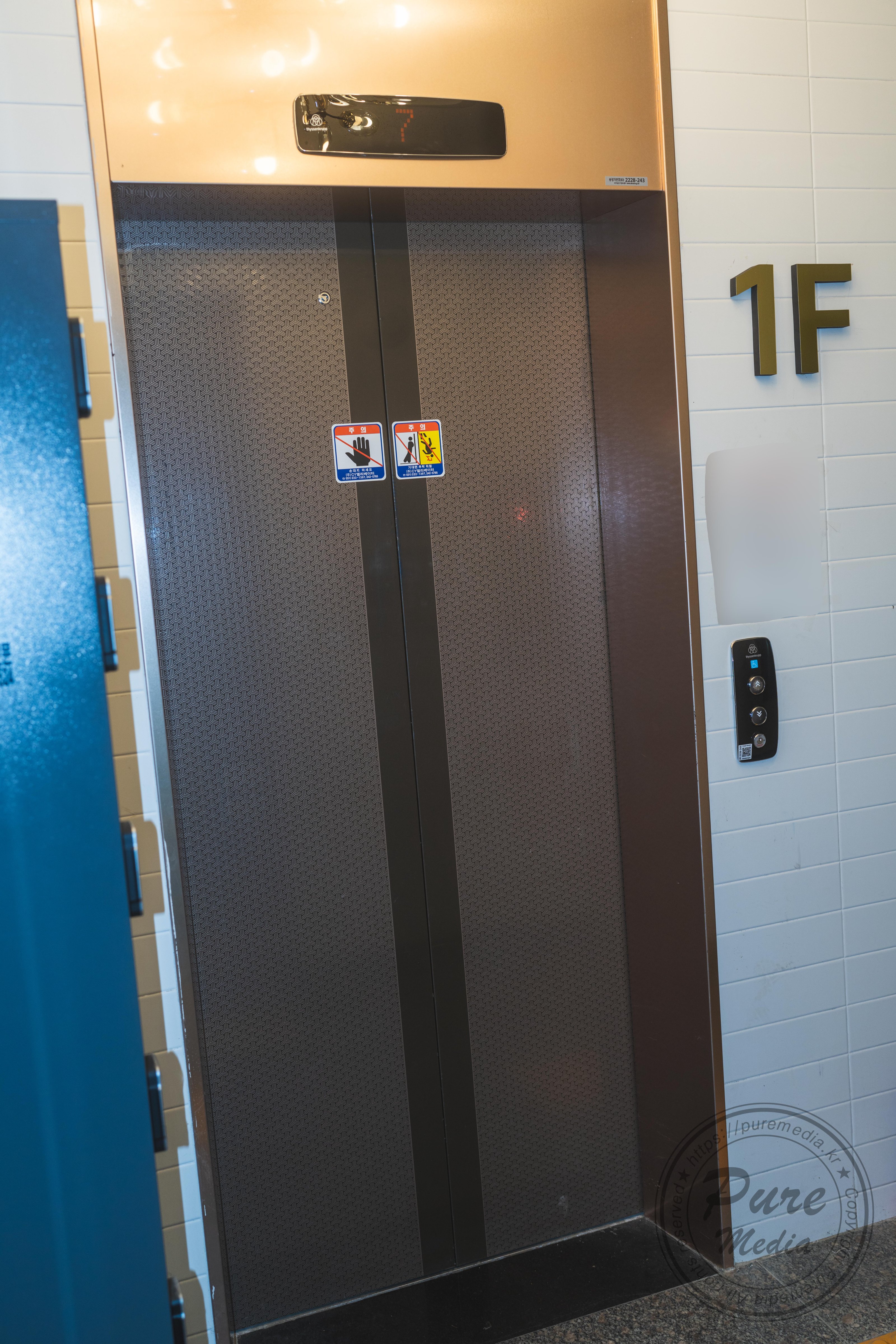 Pure Media Vol265  Yeha 예하 Hungry bitch in the stairwell