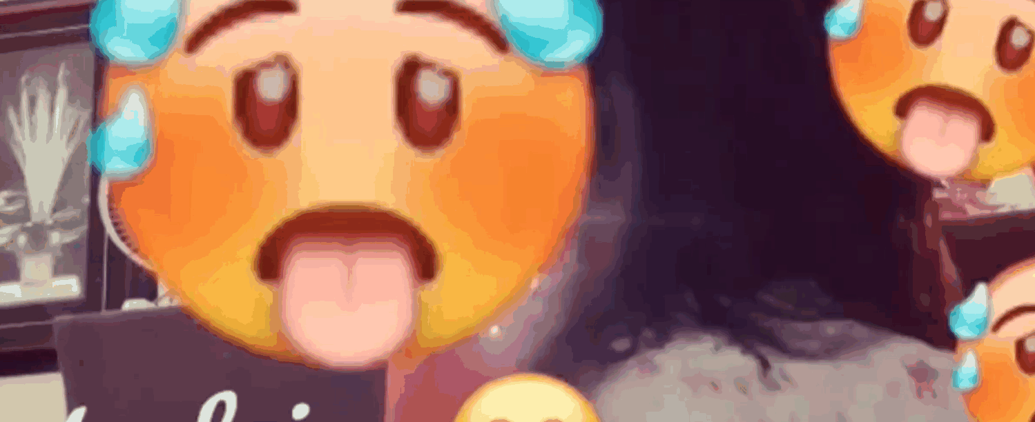 小狗过来 用嘴接住妈妈喷射精液